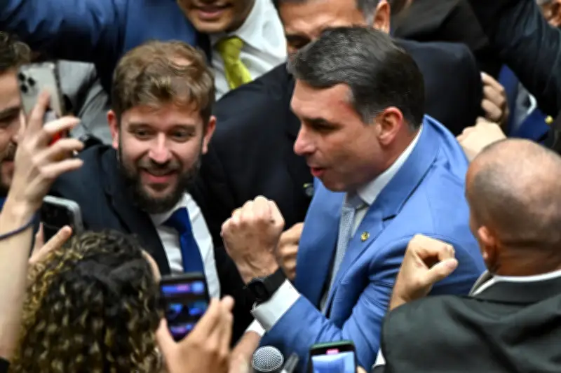 Congreso de Brasil reduce penas por golpismo a Jair Bolsonaro y seguidores