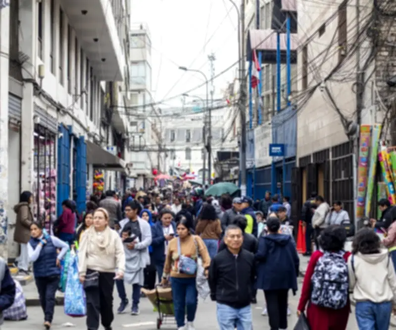 Congreso peruano impulsa nivelación salarial para empleados CAS mientras expertos alertan riesgos fiscales