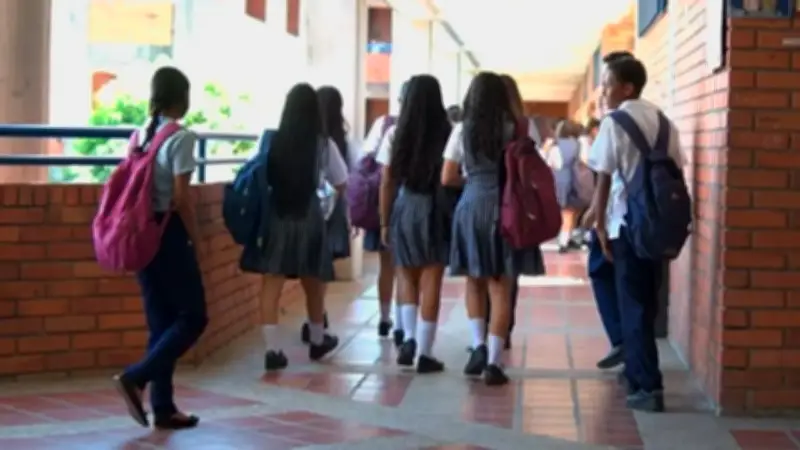 Crisis educativa en Santander: Matrícula cae drásticamente y expertos piden reforma urgente