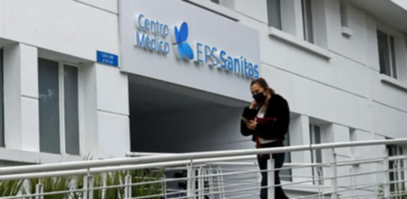 Cruz Verde corta suministro de medicamentos a EPS Sanitas desde octubre de 2026