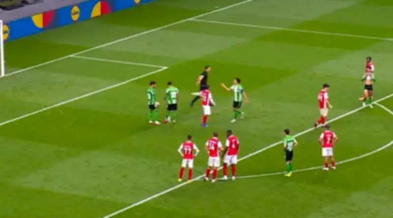 ‘Cucho’ Hernández anota penal clave para Betis tras discusión con Abde en Europa League