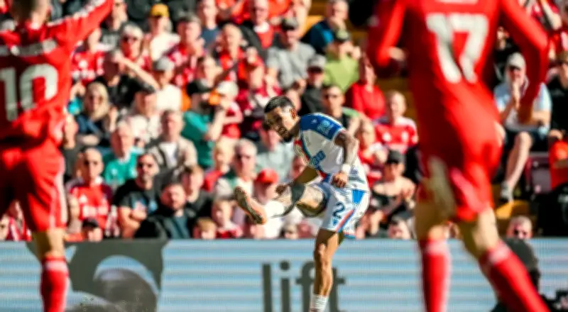 Daniel Muñoz marca gol polémico en Premier League que divide opiniones