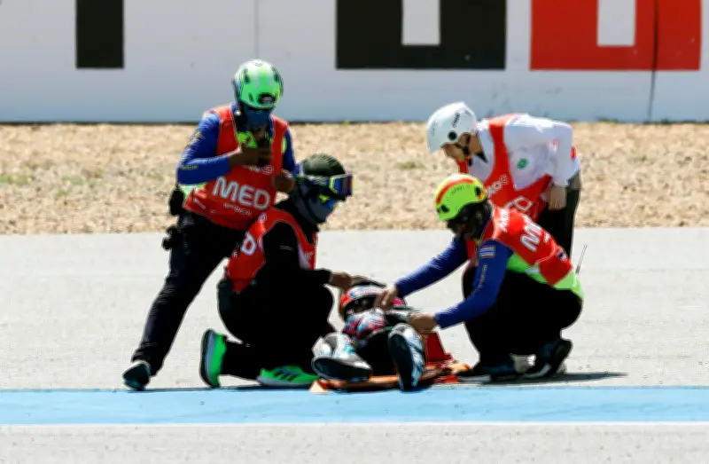 David Alonso sufre aparatosa caída en Moto2 en Jerez