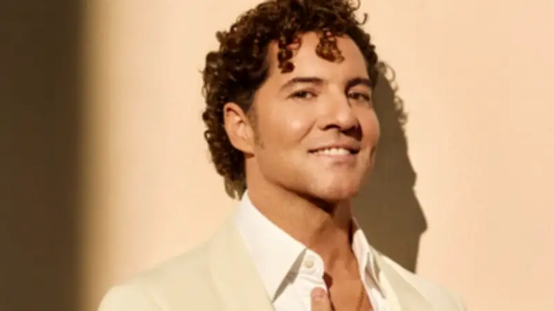 David Bisbal reinventa clásico de Camilo Sesto con versión moderna de 'Vivir así es morir de amor'