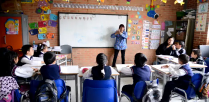 Debate en Bogotá sobre transición de aulas de apoyo a inclusión educativa para estudiantes con discapacidad