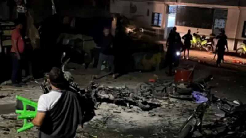 Decretan toque de queda y restricción de parrillero tras atentado con explosivos en Briceño, Antioquia