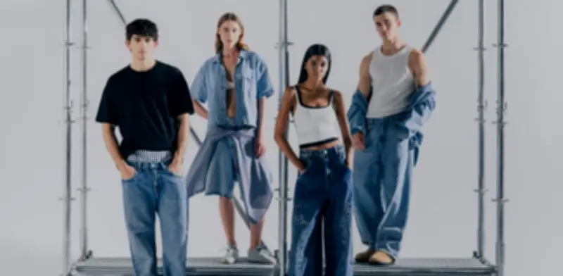 Denim crudo y siluetas amplias: las tendencias que marcan la temporada en Bogotá