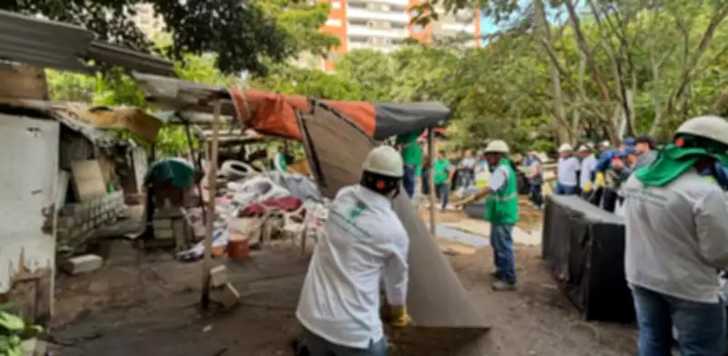 Derriban 10 construcciones ilegales en zona de alto riesgo en Medellín