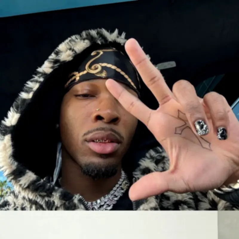 Detienen al cantante D4vd por caso de Celeste Rivas, adolescente hallada en su Tesla