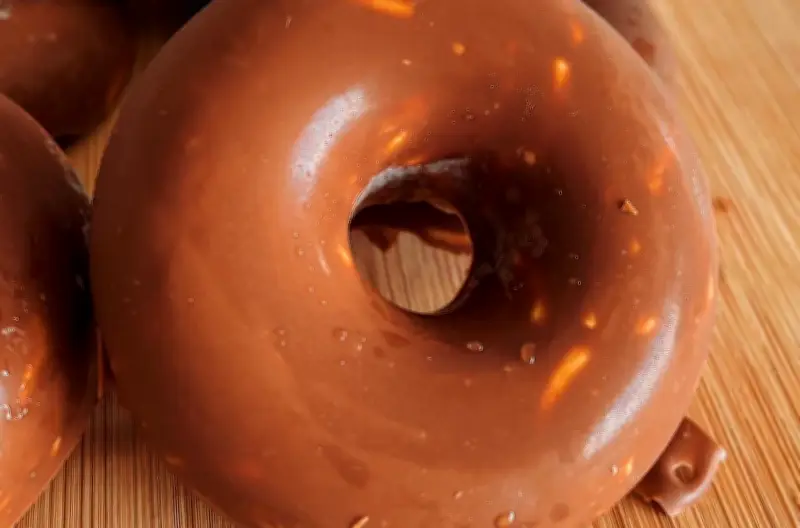Donas de arroz soplado con mantequilla de maní y chocolate