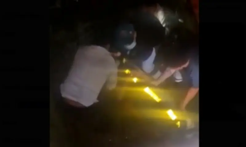 Dos menores rescatados tras caída de moto desde puente en Santander