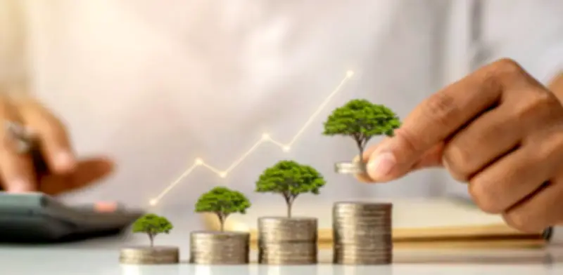 Economía colombiana enfrenta desaceleración en abril con presión fiscal y peso fortalecido