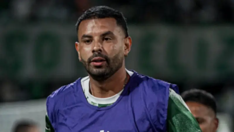 Edwin Cardona muestra su disgusto tras ser sustituido en el triunfo de Atlético Nacional