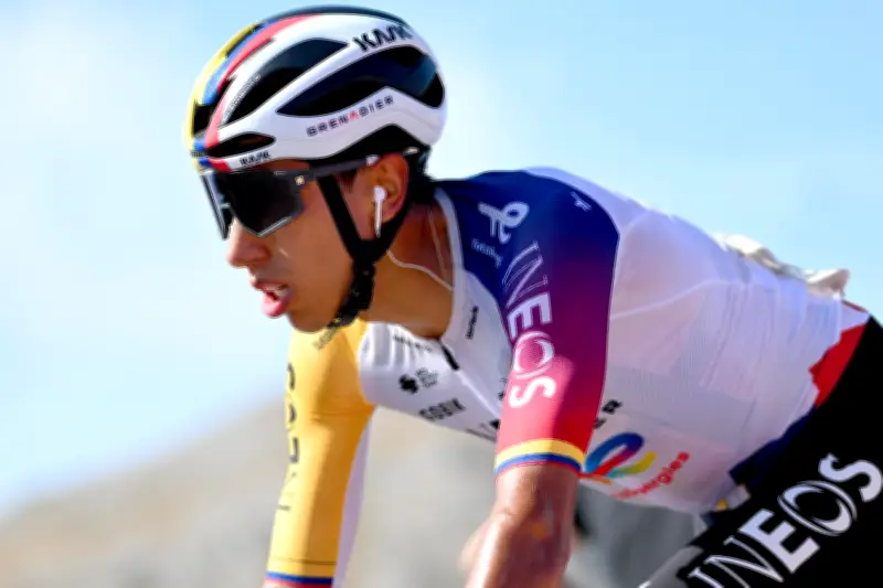 Egan Bernal atrapado en crisis de pasaportes: riesgo para su participación en el Giro de Italia
