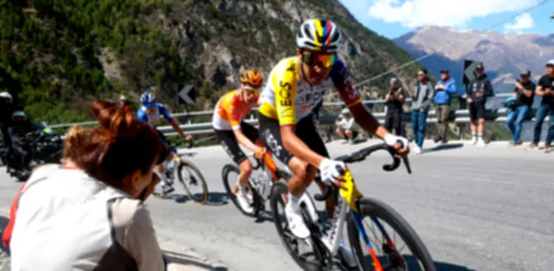 Egan Bernal logra podio en Tour de los Alpes tras épica defensa