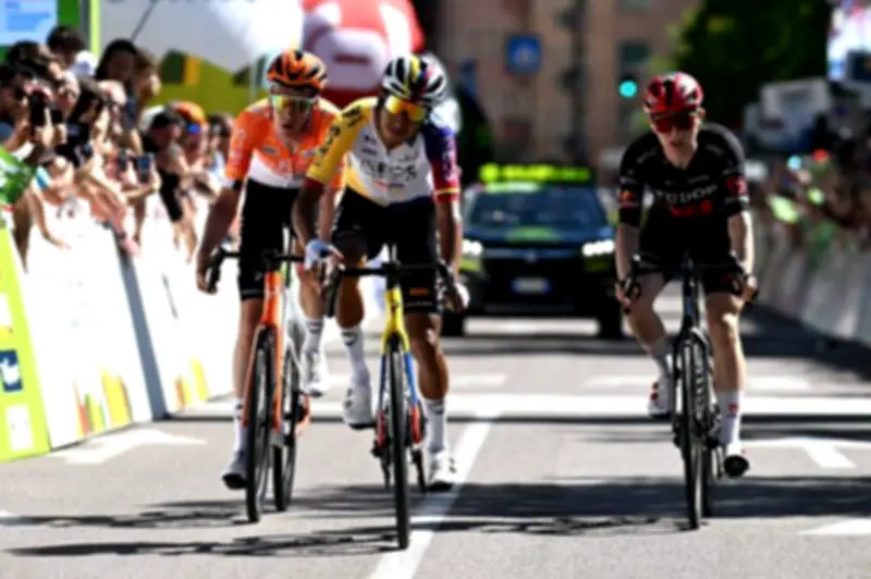 Egan Bernal segundo en el Tour de los Alpes 2026; Pellizzari campeón