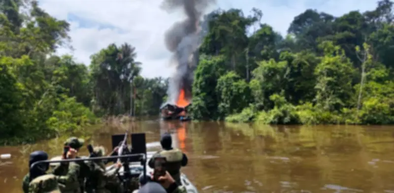 Ejército destruye maquinaria de minería ilegal en Amazonas y Putumayo que financiaba a 'Comandos de Frontera'