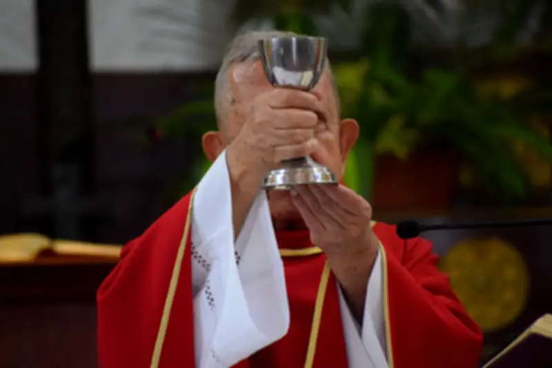 El encuentro en Emaús: Jesús se revela al partir el pan en la Eucaristía