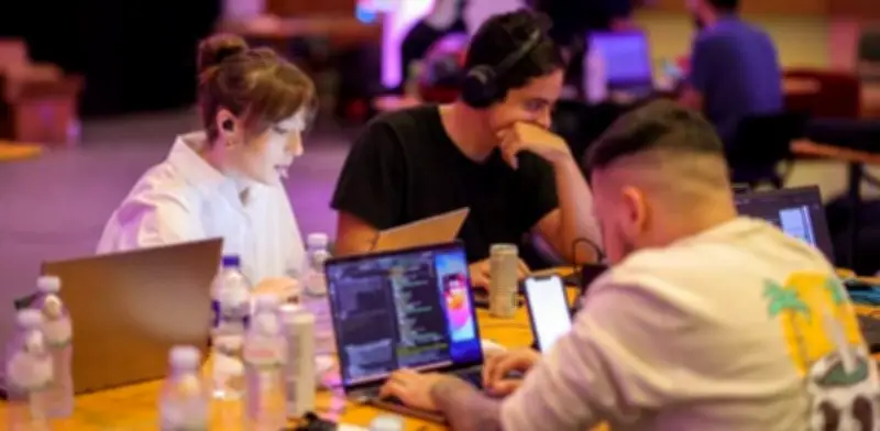 El título universitario mantiene su peso en el mercado laboral pese a discursos tecnológicos