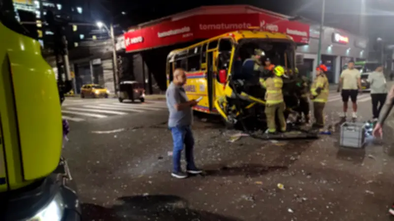 Emergencia vial en Palacé: Choque de dos buses deja 10 heridos y conductor atrapado en Medellín