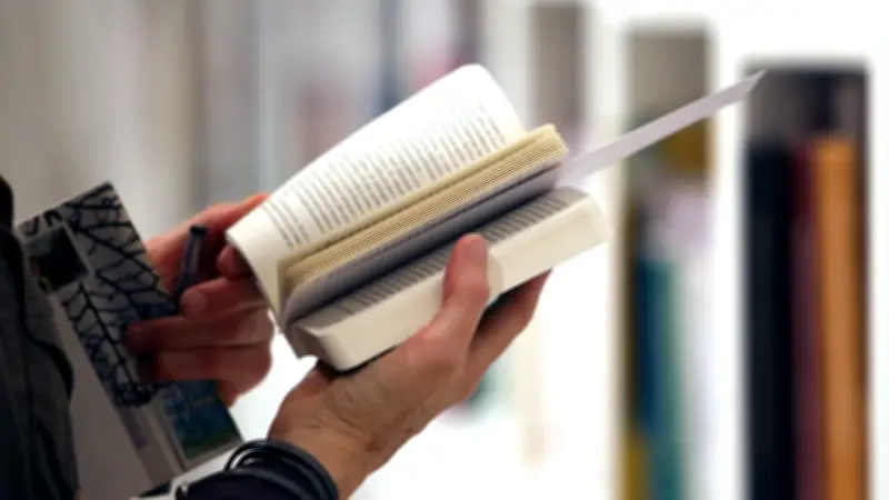 Encuesta LEO 2025: 7 de cada 10 bogotanos leen al menos una vez por semana