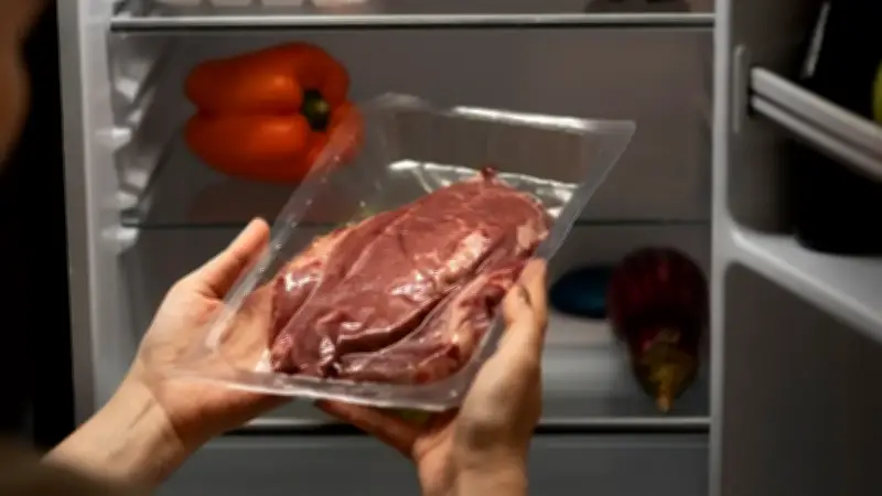 Error común al guardar carne en la nevera que genera bacterias y mal olor