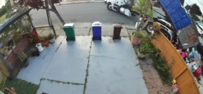 Escándalo en California: empresa arroja basura en casa de cliente moroso