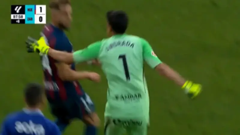 Escándalo en España: arquero argentino golpeó a rival y quedó captado en video