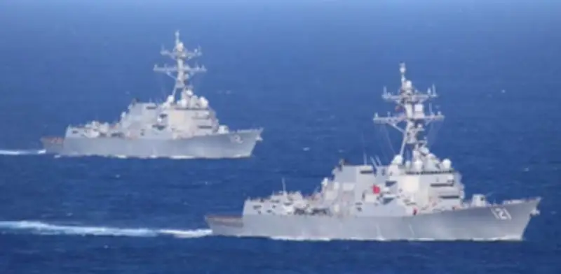 Estados Unidos despliega destructores en el estrecho de Ormuz para retirar minas iraníes y asegurar ruta comercial