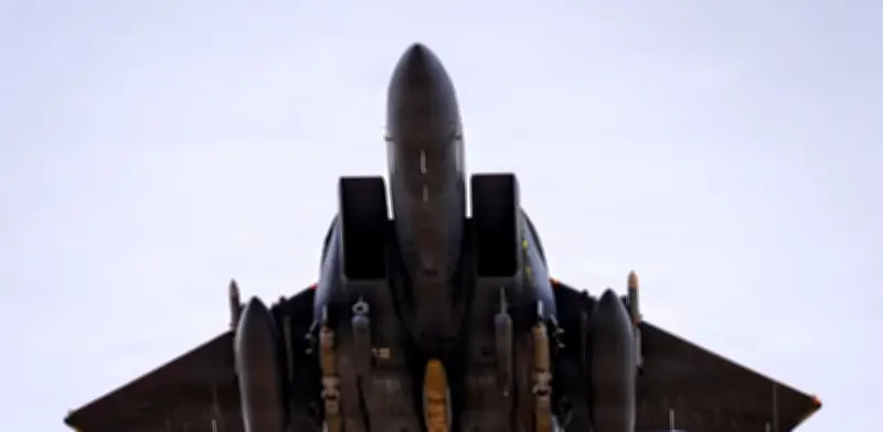 Estados Unidos rescata a tripulante de avión derribado en Irán mientras busca al segundo desaparecido