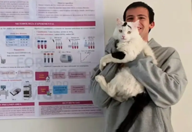 Estudiante dedica examen de titulación a su gato Ares, compañero en noches de estudio