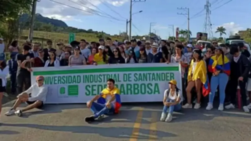 Estudiantes de la UIS sede Barbosa protestan por suspensión de pavimentación vial