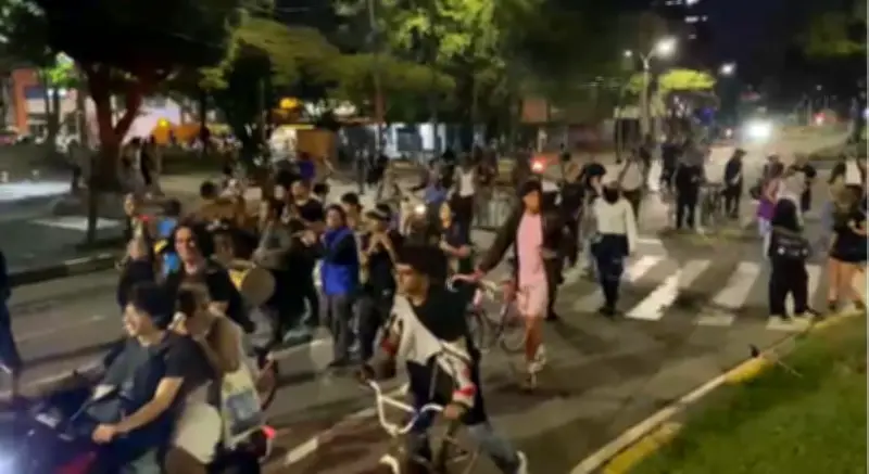 Estudiantes de Univalle marchan con antorchas en Cali en protesta nocturna