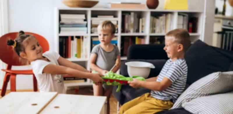 Estudio de Harvard revela cómo el vínculo entre hermanos impacta la salud mental adulta