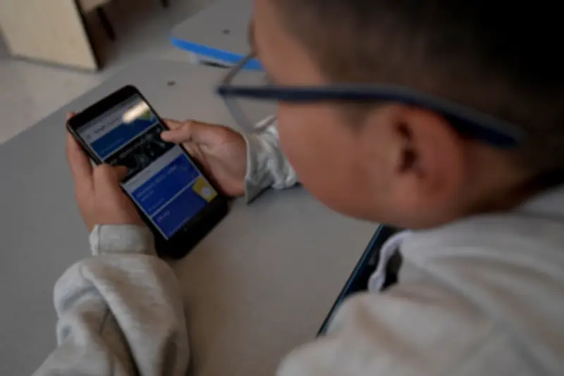 Estudio en Países Bajos revela mejoras en concentración estudiantil al restringir celulares