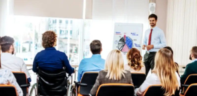 Estudio revela que el acento de clase alta aumenta probabilidades de preferencia social en Colombia