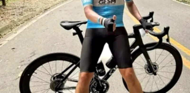 Exgobernador Mauricio Aguilar accidentado en carrera ciclística en Valledupar