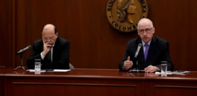 Exministros trazan hoja de ruta económica: ajuste fiscal y respeto al Banco de la República