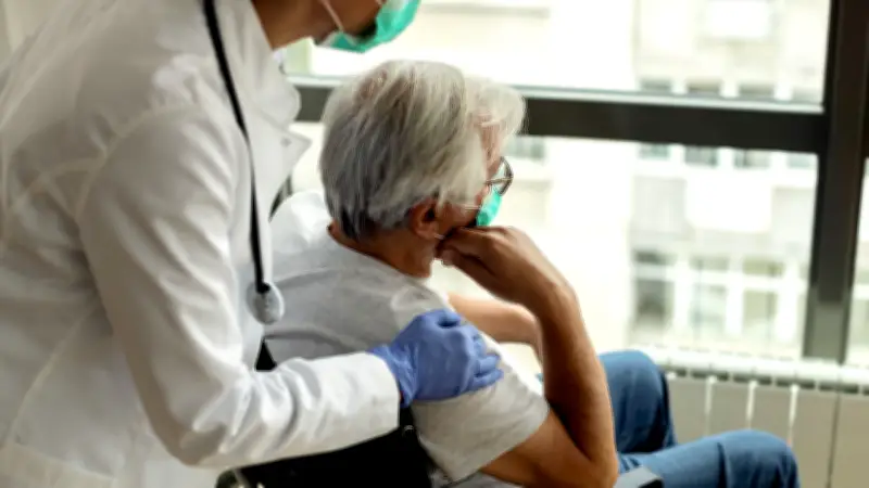 Expertos alertan sobre complicaciones de meningitis tras brote en Inglaterra