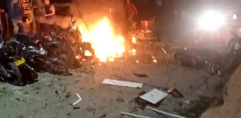 Explosión de moto bomba en Briceño, Antioquia, deja policía herido y daños en estación policial