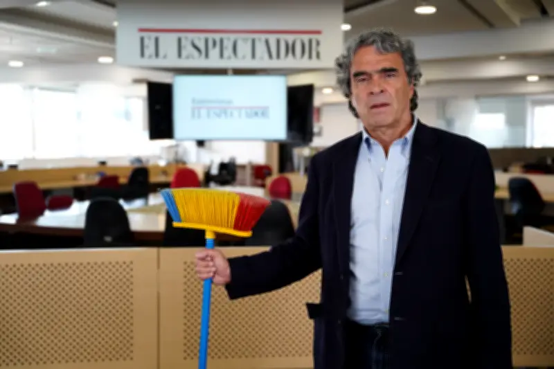 Fajardo y la escoba: ¿artificio político o reflejo de audiencias artificiales?