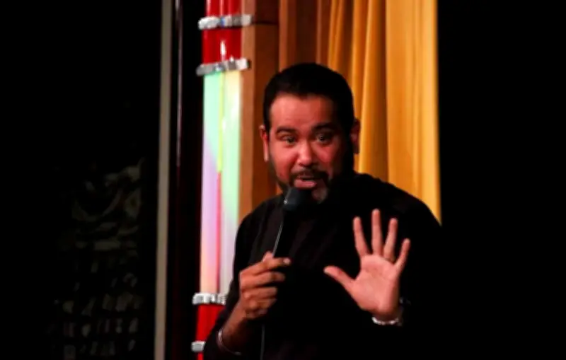 Fallece comediante Raj Sharma tras complicaciones por parálisis facial