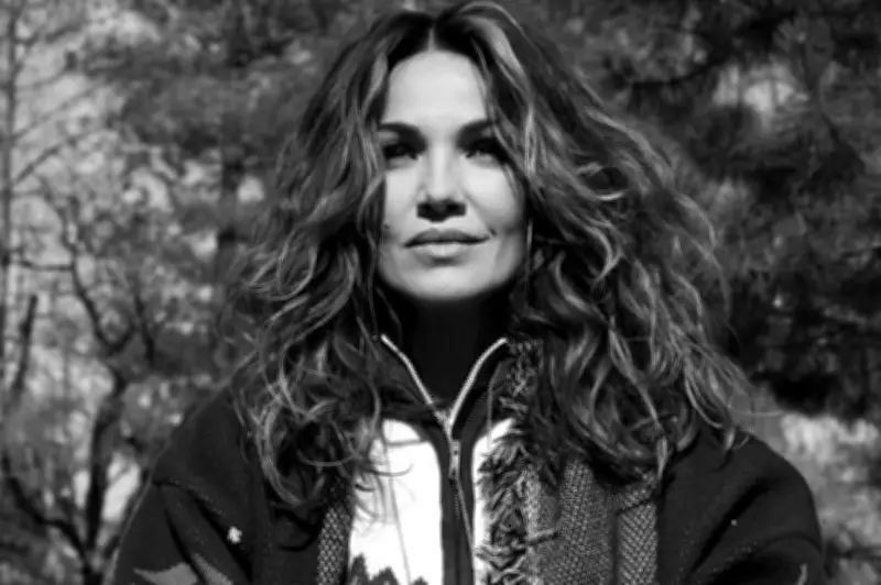 Fallece la actriz Nadia Farès tras sufrir un incidente cardíaco mientras nadaba en Francia