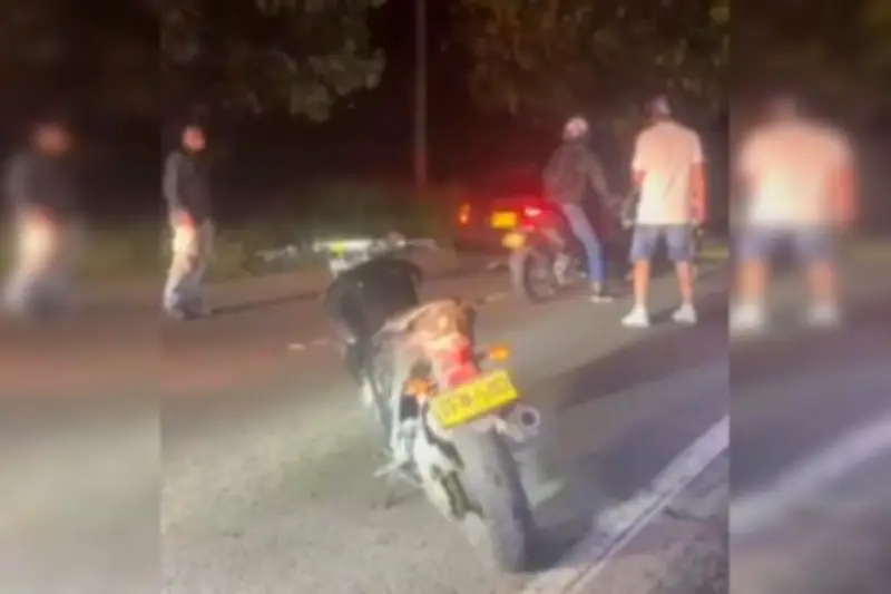 Familia atrapada y vehículo dañado por motociclistas en piques ilegales del Anillo Vial