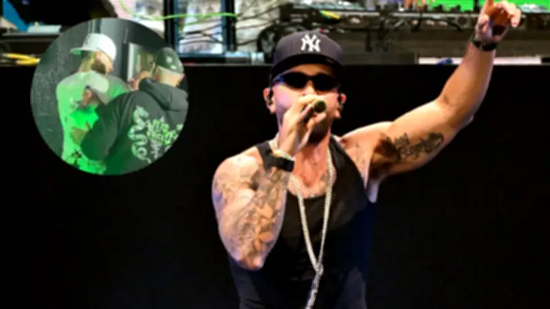 Fanática sube a tarima de Feid en Bogotá y cantante la abraza