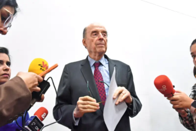 Fiscalía acusa formalmente a Álvaro Leyva por caso de pasaportes en escándalo de 559.000 millones