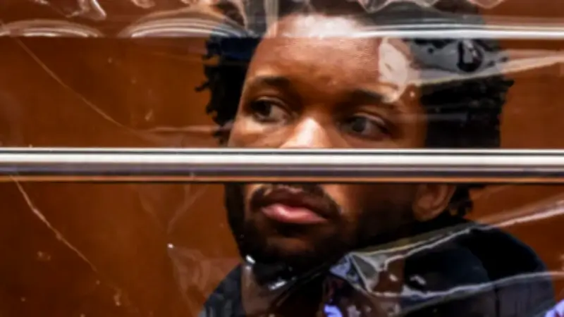 Fiscalía de Los Ángeles acusa a D4vd de asesinar con motosierra a menor