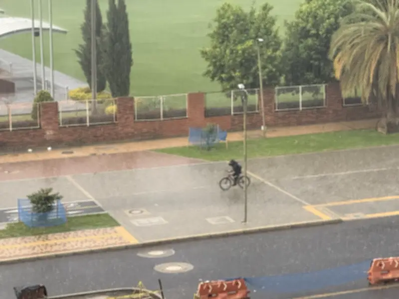 Fuerte aguacero en Bogotá: Transmicable suspendido y calles inundadas