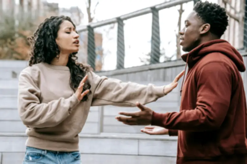 Gaslighting: cómo identificar y enfrentar la manipulación emocional que hace dudar de la realidad