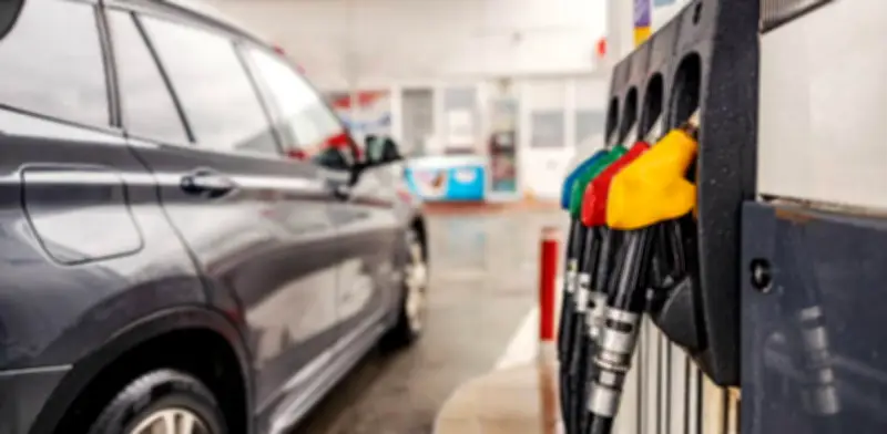 Gasolina debía subir el doble: riesgos económicos por aumento de solo $375 en abril